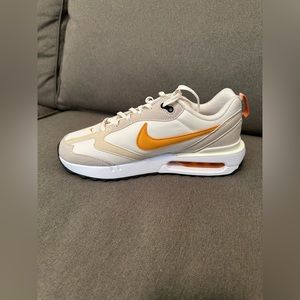 NWT Nike Air Max Dawn Size Women’s 10